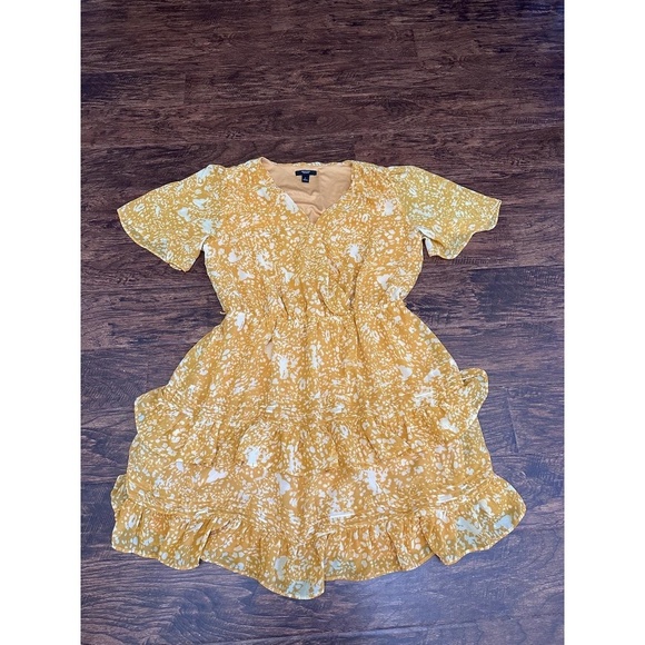 Simply Vera Womens Size L Mustard Yellow Floral Tiered Ruffle Mini Wrap V Neck - Picture 2 of 7